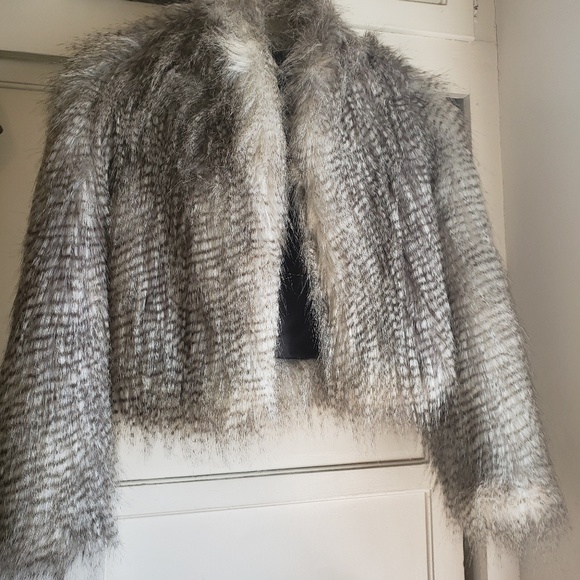 Short faux fur coat. - Picture 1 of 4